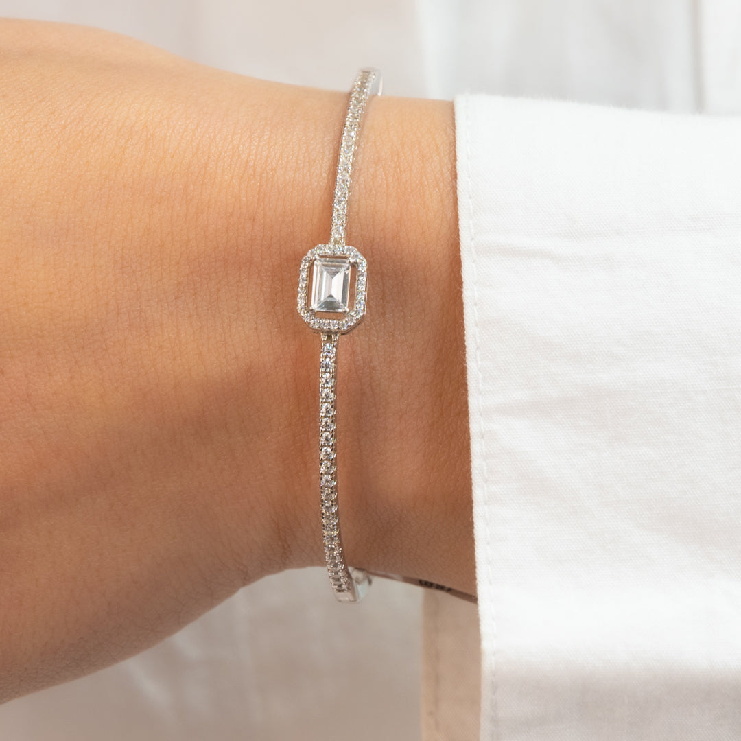 CENTERED EMERALD STONED SILVER BANGLE