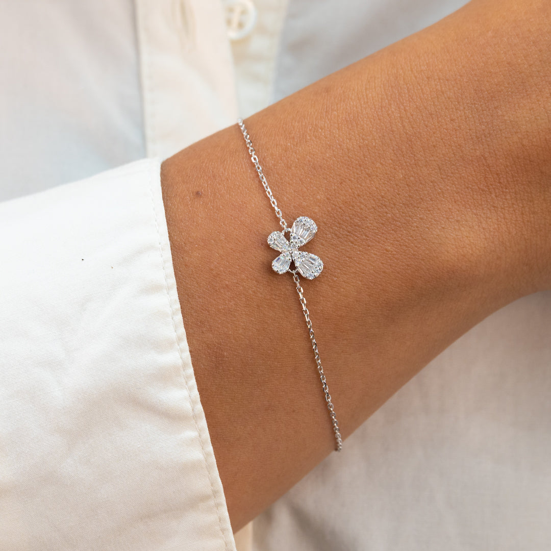 CENTERED CHARMING BUTTERFLY SILVER BRACELET