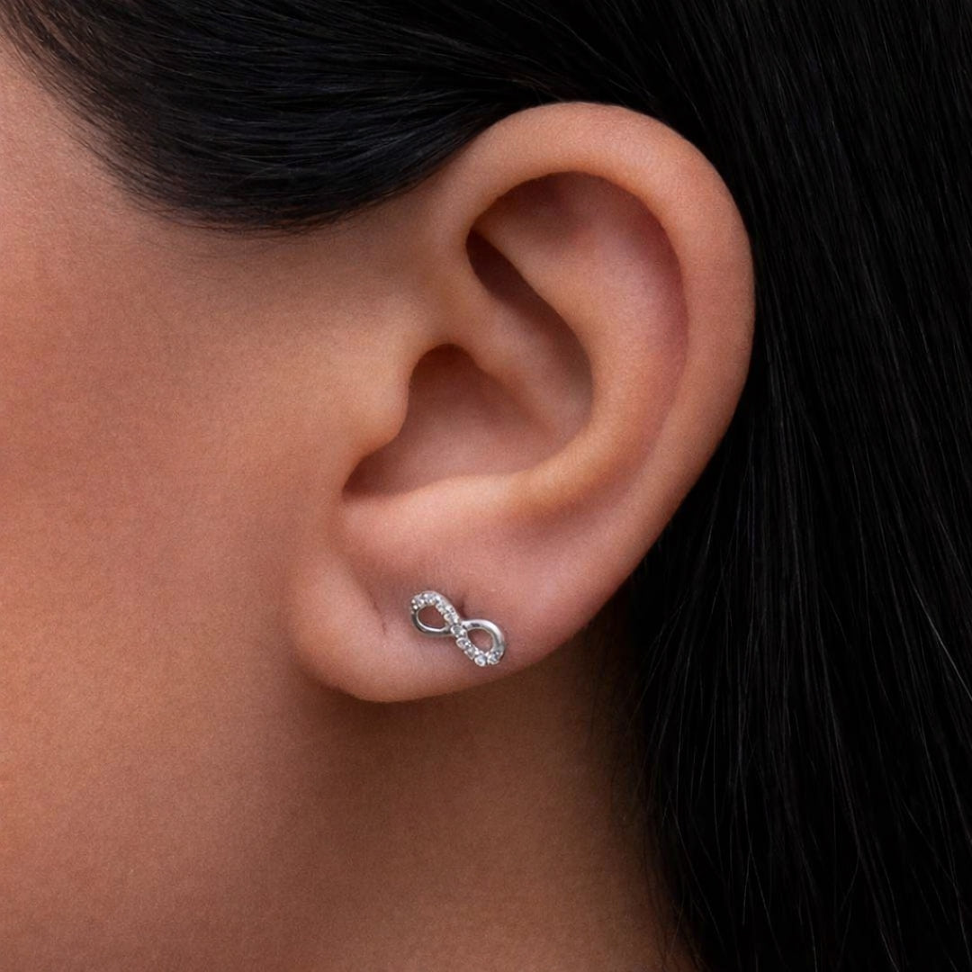 INFINITY SHAPED ROUND STONED STUD SILVER EARRING