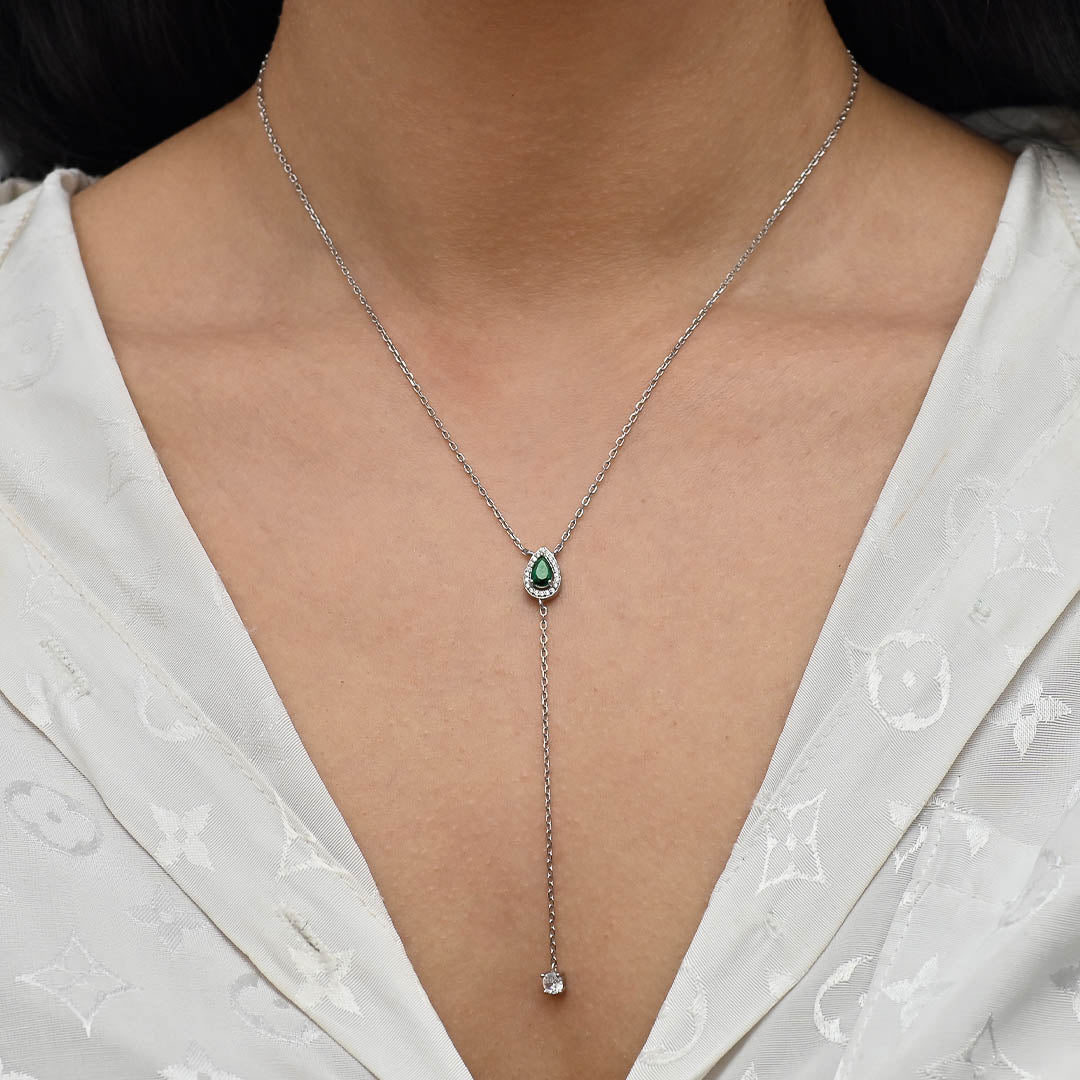 DROPPING ROUND EMERALD STONED SILVER NECKLACE