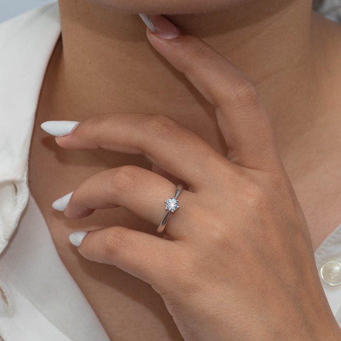 UNIQUE ONE STONED SILVER RING