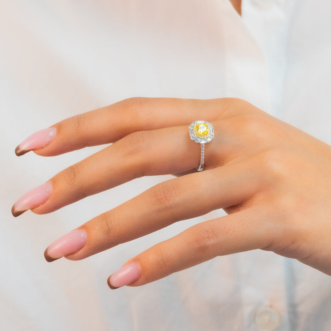 ELEGANT CUSHION-CUT SILVER RING